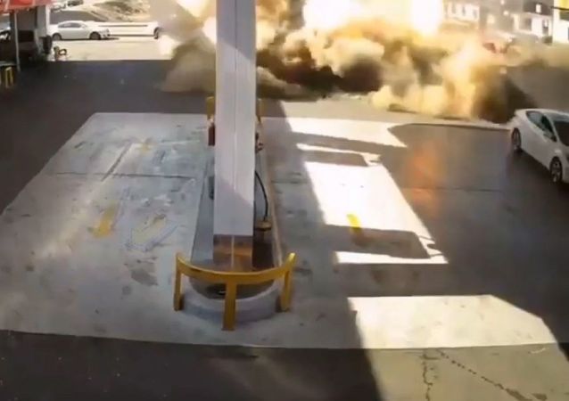Momento aterrador: una cisterna subterránea explota en una gasolinera
