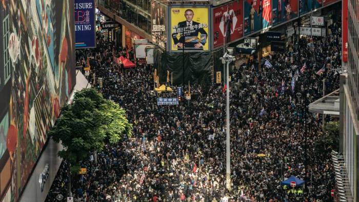 Hong Kong se echa de nuevo a la calle en una de sus mayores manifestaciones