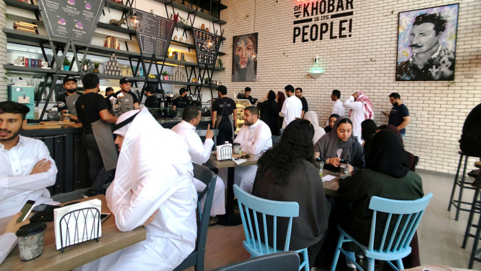 Arabia Saudita pone fin a las entradas en restaurantes que separan a hombres solos de mujeres y familias