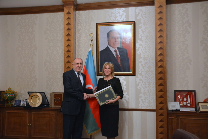   Embajadora de Argelia en Azerbaiyán presenta una copia de sus cartas credenciales al canciller Mammadyarov    