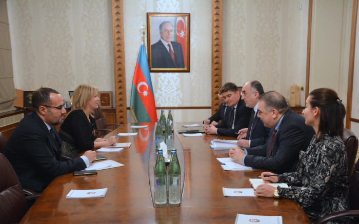  Aserbaidschans Außenminister empfängt neu ernannte Botschafterin Algeriens 
