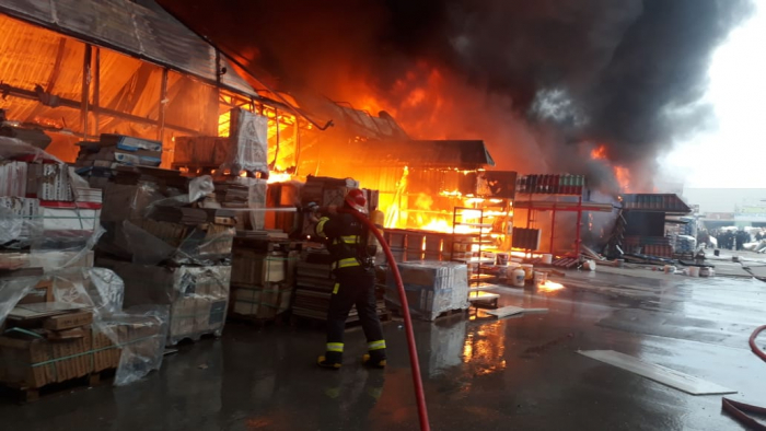  Un violent incendie ravage le marché de matériaux de construction EuroHome -  VIDEO - PHOTOS