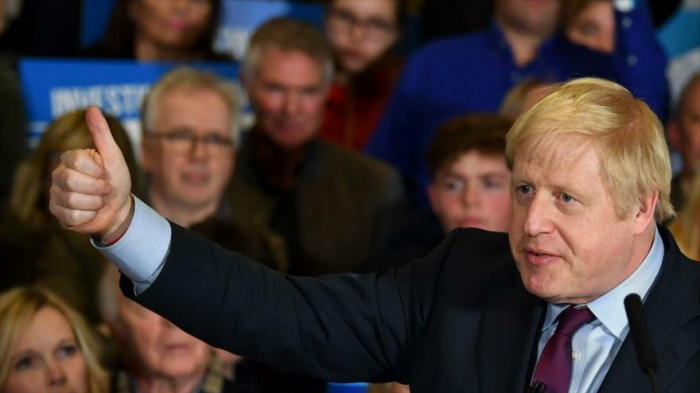 Johnson invita a romper en pedazos el libro de normas de la UE