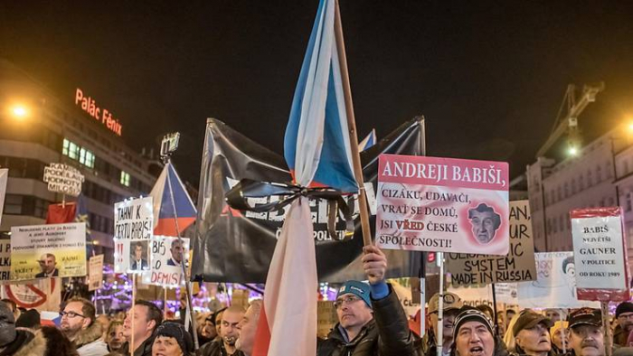   Zehntausende protestieren in Tschechien gegen Regierungschef Babis  