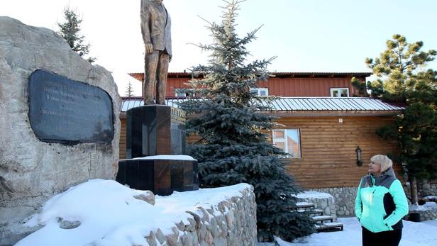 Une statue dorée de Vladimir Poutine de 2,5 mètres érigée au Kirghizistan