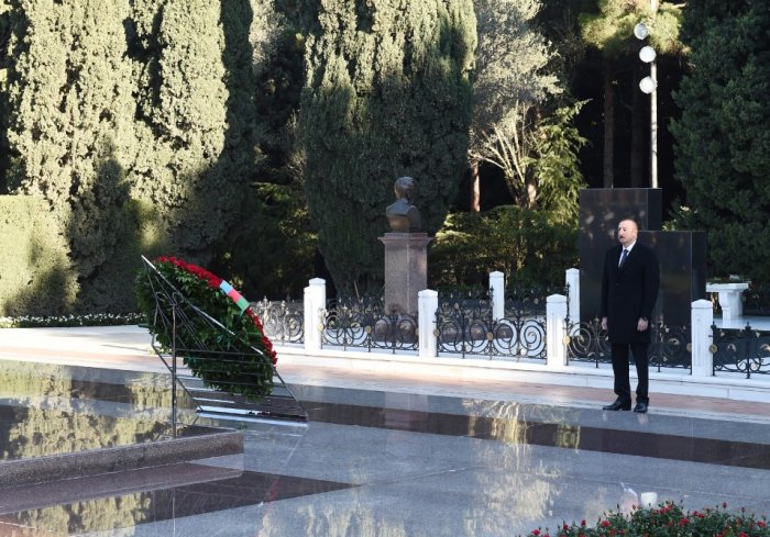   Ilham Aliyev visita la tumba de Heydar Aliyev  
