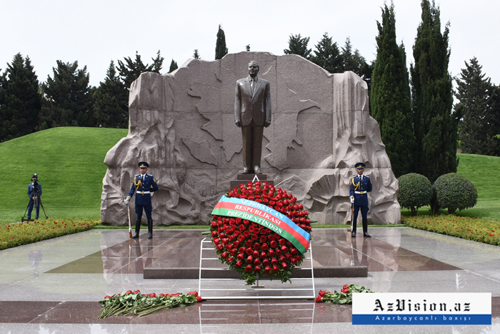   Le peuple azerbaïdjanais rend hommage à Heydar Aliyev   