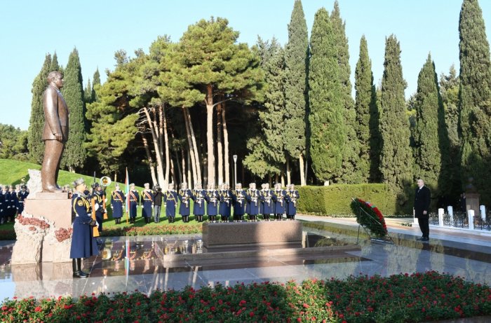  President Ilham Aliyev visits grave of national leader Heydar Aliyev - PHOTOS