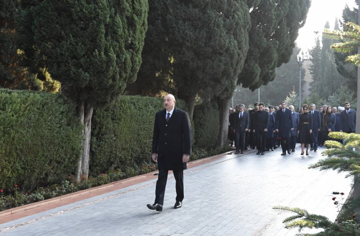  Ilham Aliyev a visité la tombe du leader national Heydar Aliyev - PHOTOS