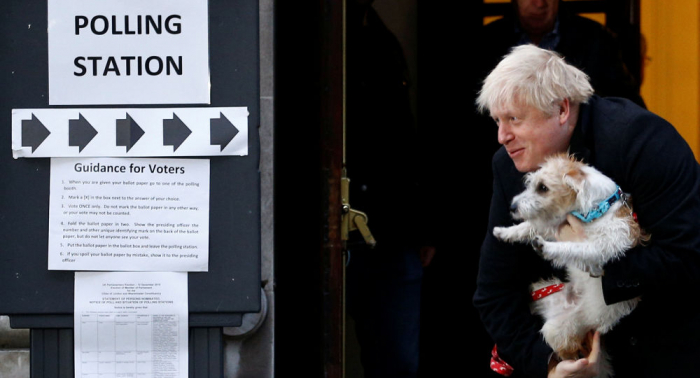   Vídeo:   Así ha llegado Boris Johnson a su colegio electoral para votar al lado de su perro