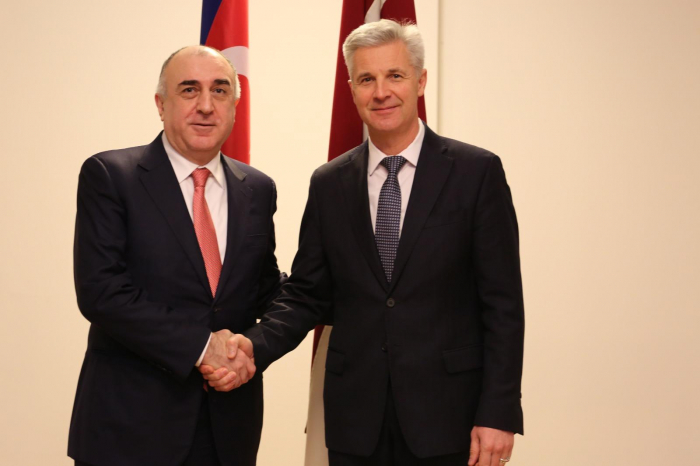  Aserbaidschanischer Außenminister trifft sich mit dem lettischen Verteidigungsminister 
