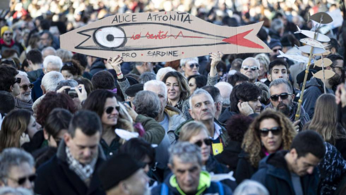 Unas 40.000 ‘sardinas’ se concentran en Roma para protestar contra Salvini