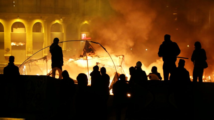 Böller Richtung Polizei, Wasserwerfer Richtung Demonstranten