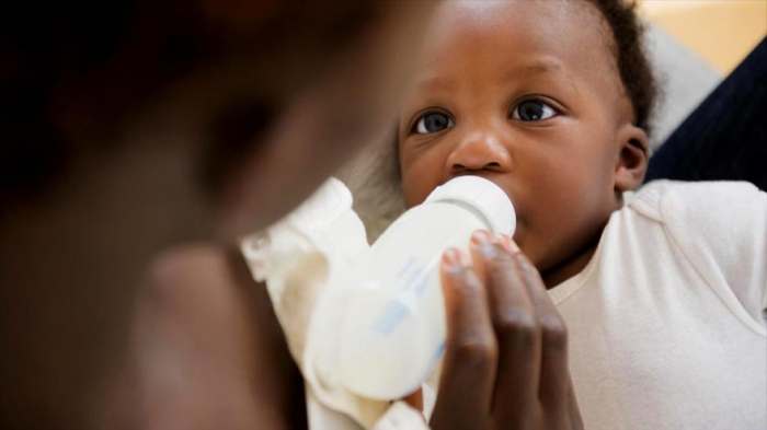 Denuncian a Europa por exportar leche en polvo falsa a África