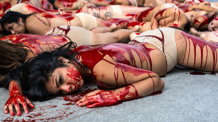   FOTOS  : Hombres y mujeres se desnudan y se cubren con sangre artificial en una zona comercial de España para protestar contra el uso de pieles 