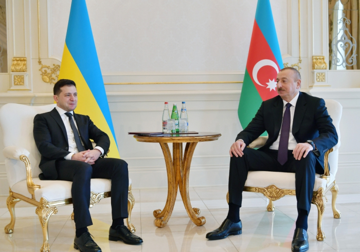   Presidentes de Azerbaiyán y Ucrania mantuvieron una reunión en pleno  