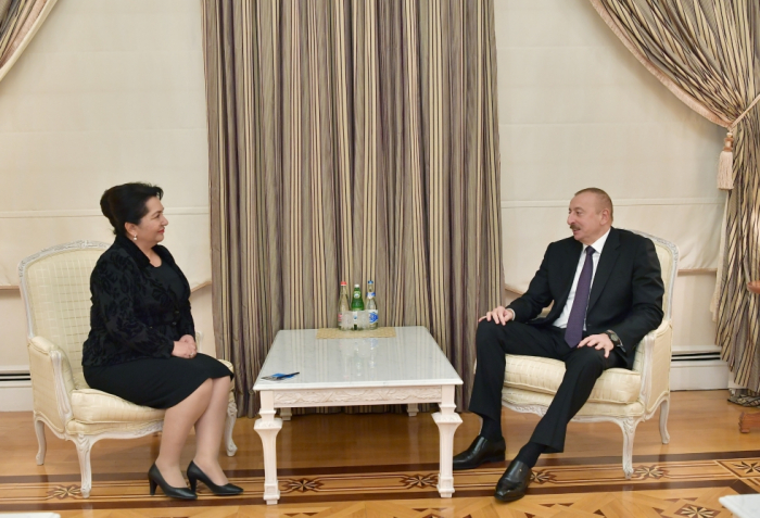  Le président azerbaïdjanais rencontre la présidente du Sénat ouzbek 