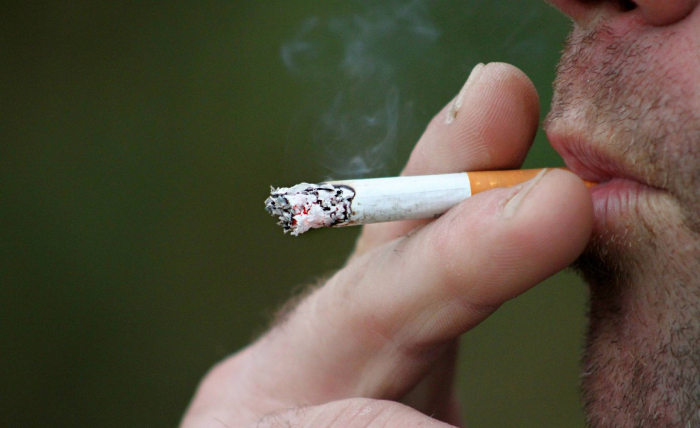 El número de hombres fumadores baja por primera vez