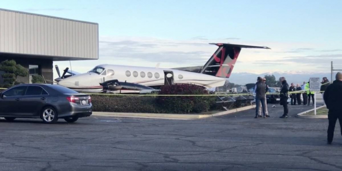   Joven roba avión de aeropuerto y lo estrella contra edificio en California  