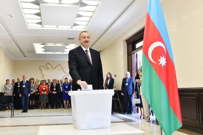 Präsident Ilham Aliyev und seine Familienmitglieder stimmen ab