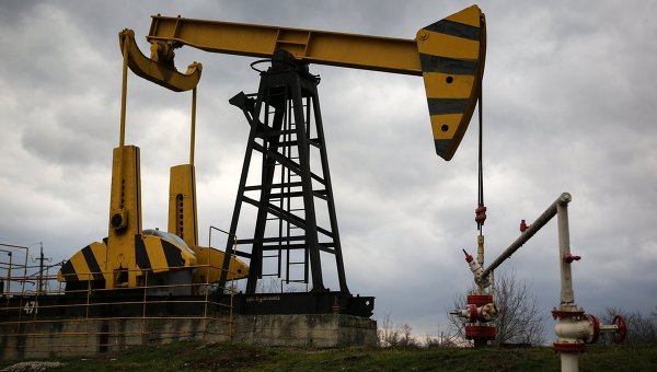 Oil eases but supported by trade deal hopes