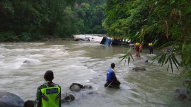 At least 25 dead in Indonesia bus plunge