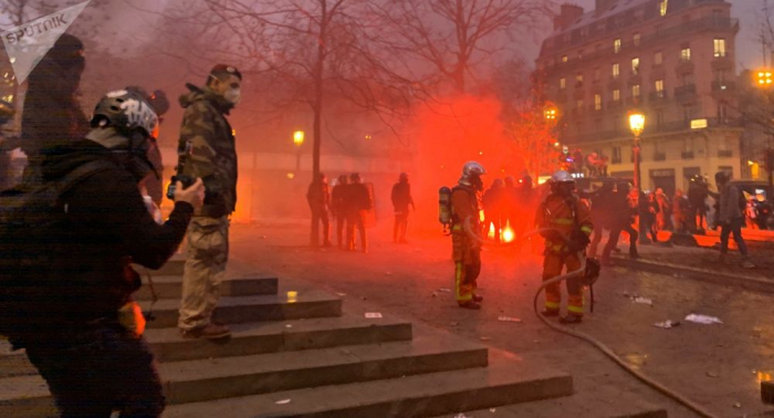     Trotz Macrons Appell:   Gewerkschaften setzen Proteste in Paris fort -   Video    