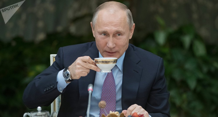 Putin revela que en realidad lo que bebe no es té