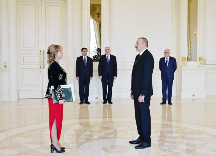  Ilham Aliyev reçoit les lettres de créance de la nouvelle ambassadrice d