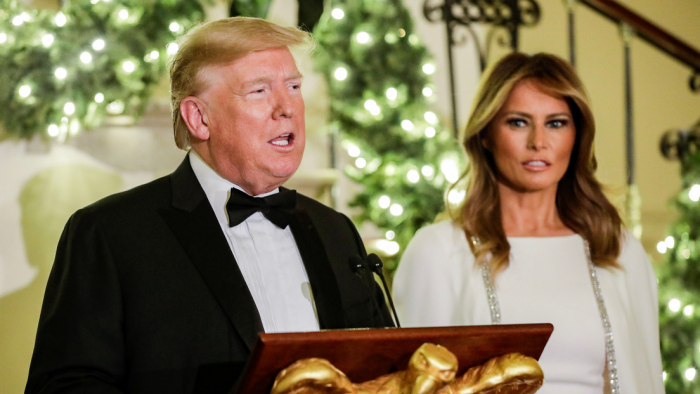 Trump confiesa que aún no sabe qué regalarle a Melania para Navidad y bromea sobre el 