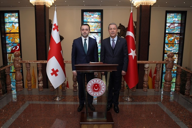   Los ministros de Defensa discuten cooperación militar entre Azerbaiyán-Turquía-Georgia  