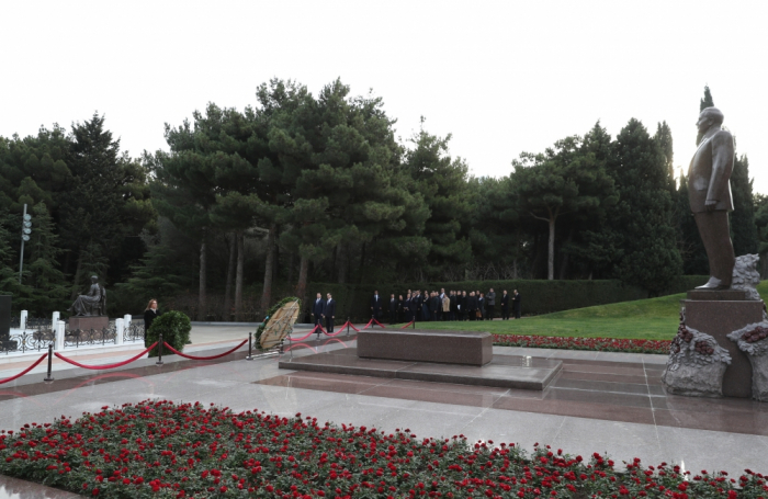  La ministra de Comercio de Turquía, Ruhsar Pekcan visita la tumba del gran líder Heydar Aliyev 