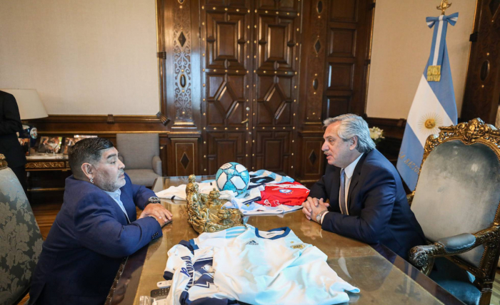   Maradona:   “Volvimos. Macri nunca más”
