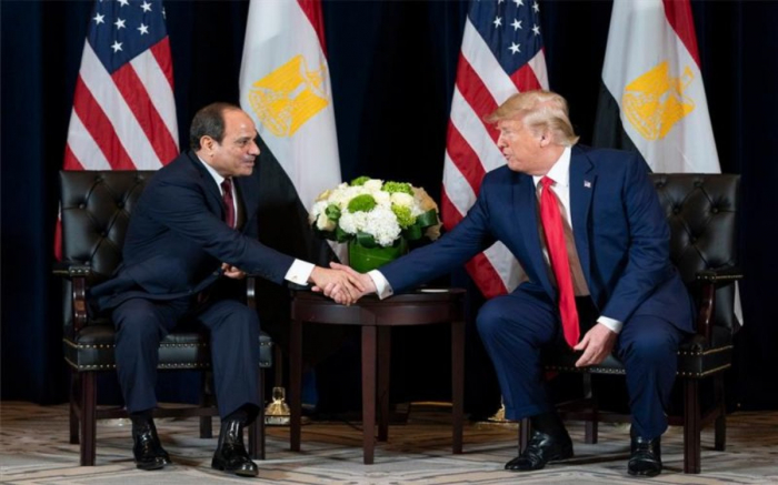 Trump platica con el presidente de Egipto sobre la situación en Libia