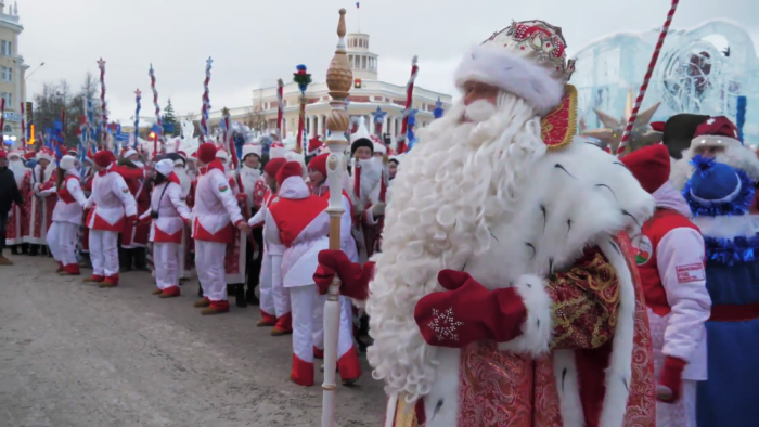     VIDEO:     Cientos de Papás Noel establecen un nuevo récord de Rusia en el desfile de Año Nuevo en Kémerovo