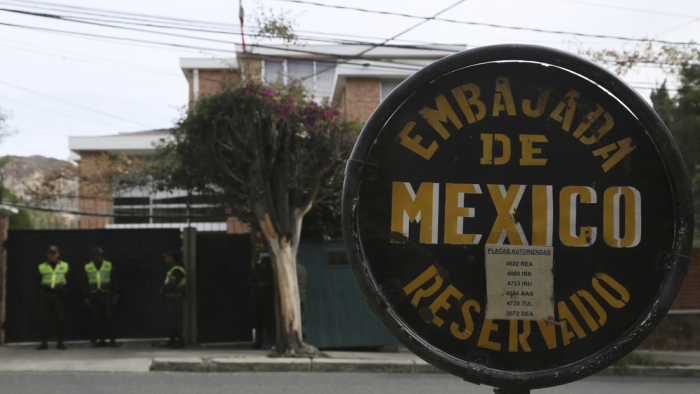 España niega haber ayudado a asilados a salir de la Embajada de México en Bolivia