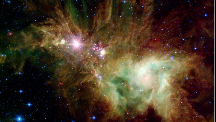 La     NASA     publica una imagen de una colección de estrellas organizadas como un copo de nieve