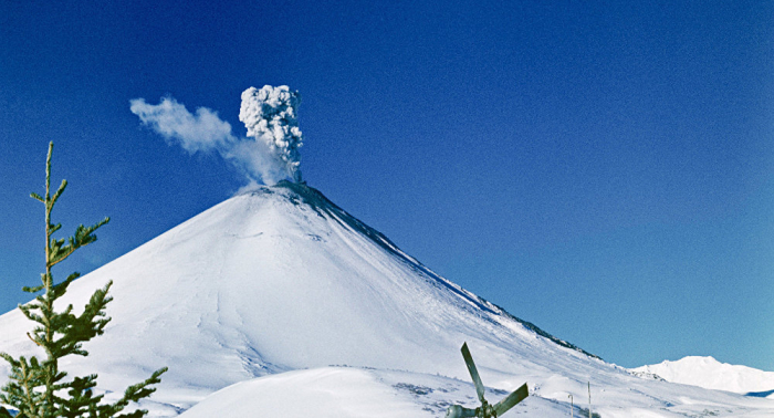 El volcán Kliuchevskói en Kamchatka lanza gas y ceniza a 5.500 metros sobre el mar