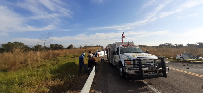   Al menos 11 muertos y siete heridos al chocar un automóvil con una camioneta turística en el sureste de México    