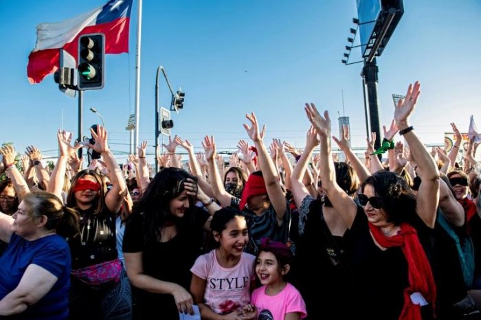 Chili: des milliers de femmes manifestent