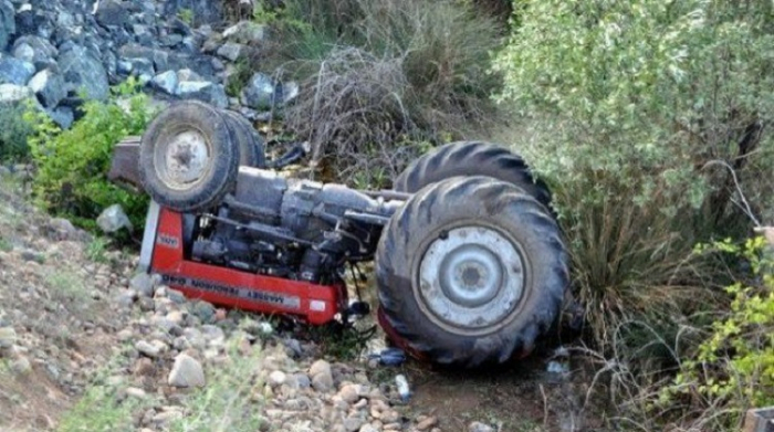 Qusarda traktor dərəyə aşıb, sürücü ölüb