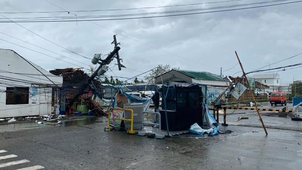   Au moins 16 morts   dans le typhon qui a balayé les Philippines à Noël
