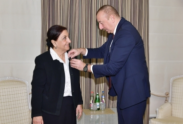   Ilham Aliyev entrega la Orden "Sharaf" a Dilara Seyidzade  
