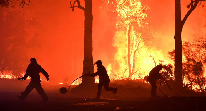 الأستراليون يهربون جراء ارتفاع درجات الحرارة وانتشار الحرائق