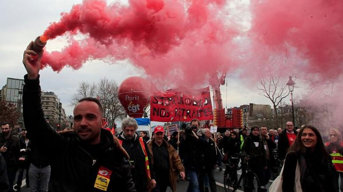 French strikes set to continue as government and unions fail to break deadlock