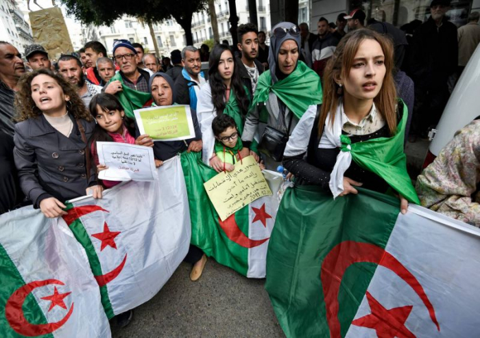   Algérie:   les étudiants manifestent contre la présidentielle prévue le 12 décembre