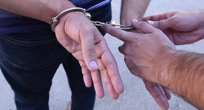 Polis oğurunu iş başında yaxaladı