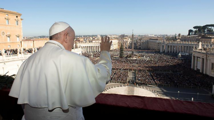 Papst predigt vor 55.000 Gläubigen