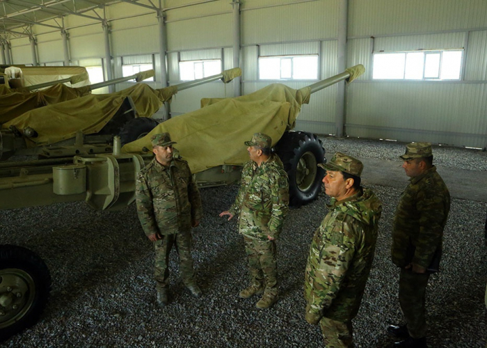 Müdafiə naziri artilleriyaçıların döyüş hazırlığını yoxlayıb - VİDEO