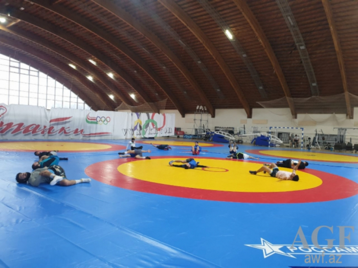   Luchadores azerbaiyanos siguen entrenando en el campo de entrenamiento de Minsk  